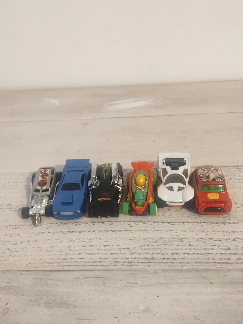 Mixed brand lot 8 vehicles 4 hot wheels 1 maisto 1 daron 1 matchbox